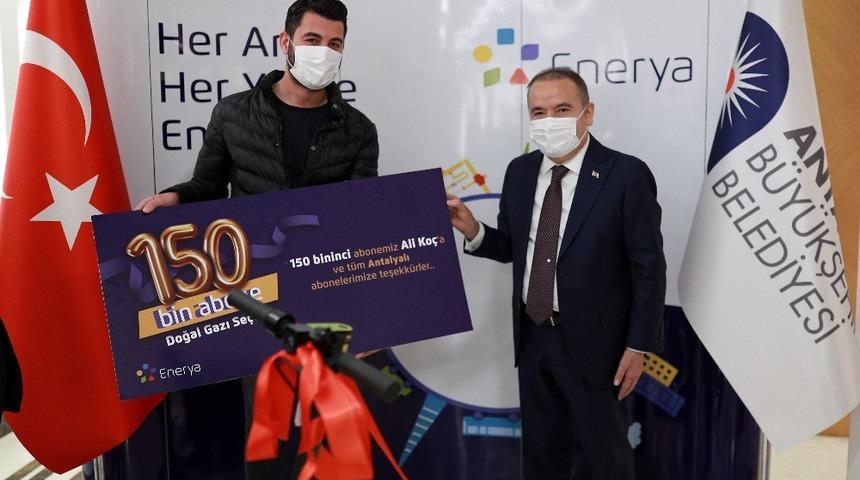 Başkan B&ouml;cek&rsquo;ten 150 bininci doğal gaz abonesine &ouml;d&uuml;l