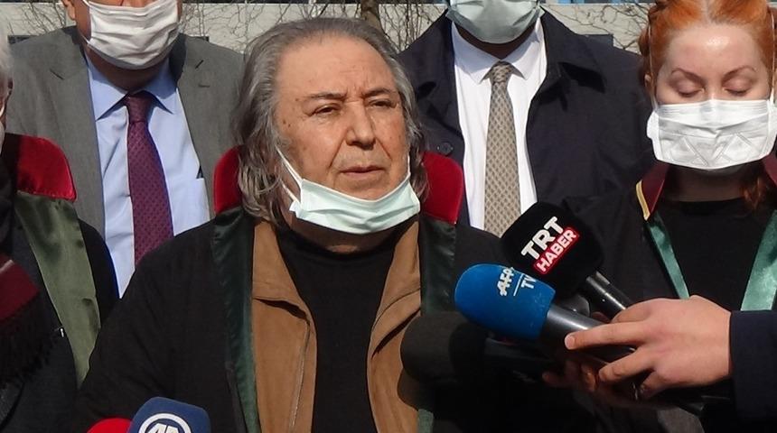 &lsquo;Cumhurbaşkanına hakaret&rsquo; davasında Metin Akpınar ve M&uuml;jdat Gezen&rsquo;e beraat