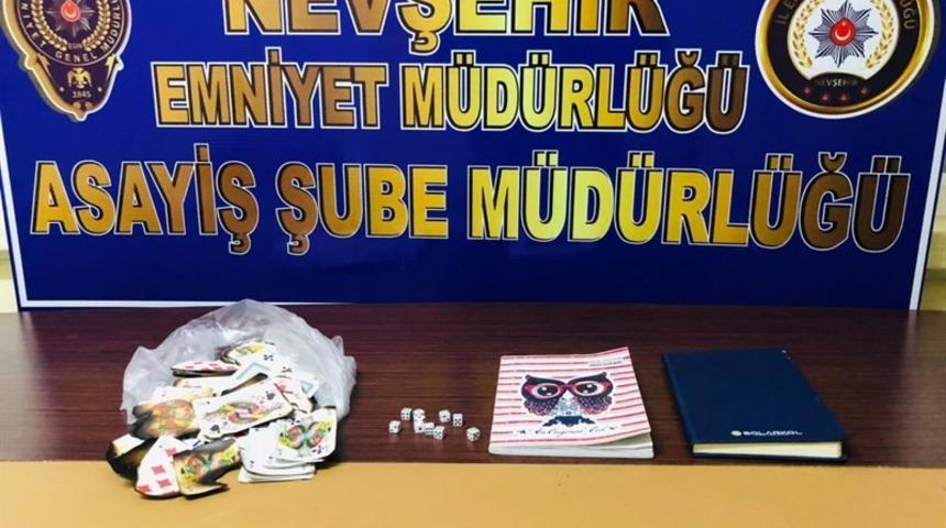 Sokağa çıkma kısıtlamasına kumar oynayan 13 kişi yakalandı