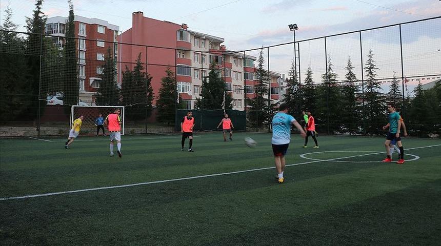 Gençlerin merakla beklediği halı sahalar açılacak mı? Maçlar ne zaman seyircili oynanacak?