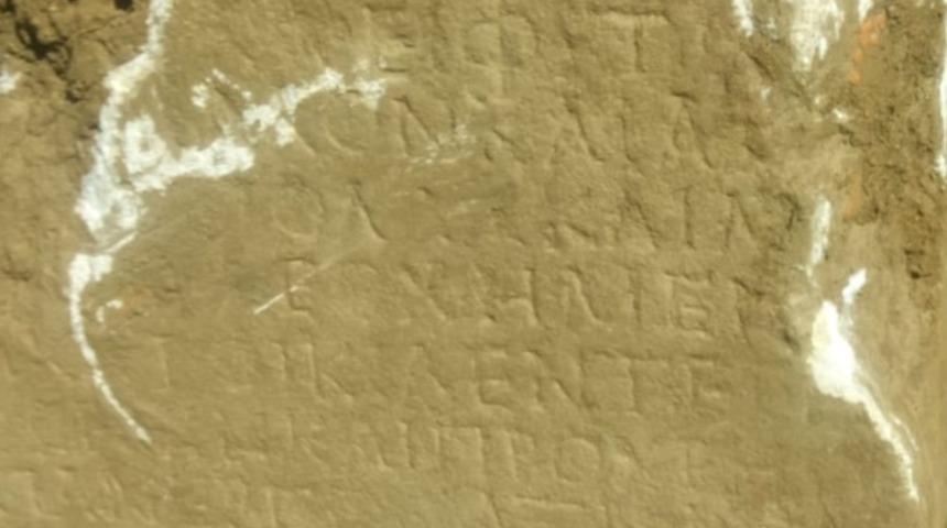 Fidan dikerken pulluğuna takıldı: Tarlasından 2 bin yıllık kitabe çıktı