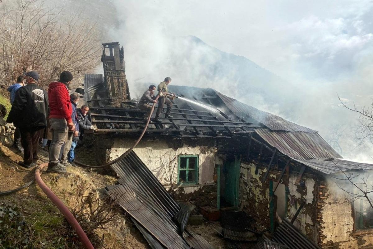 G&uuml;m&uuml;şhane&rsquo;de ev ve ahır yangını