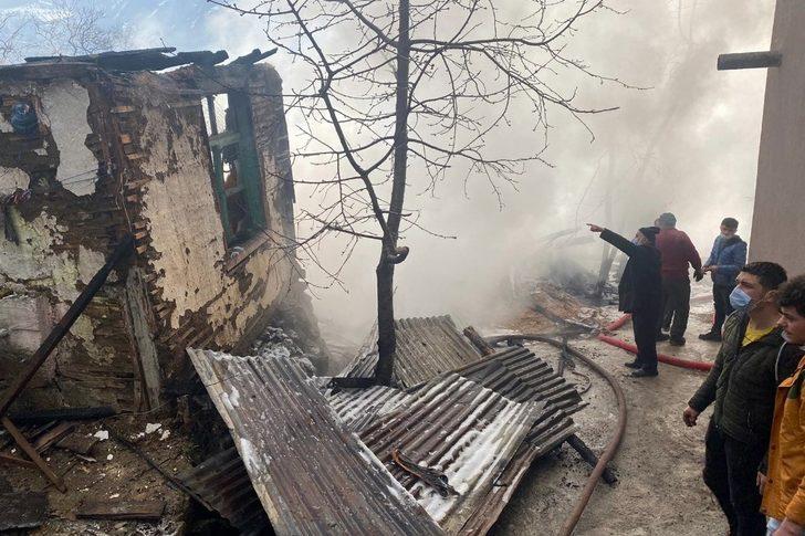 Gümüşhane’de ev ve ahır yangını G2