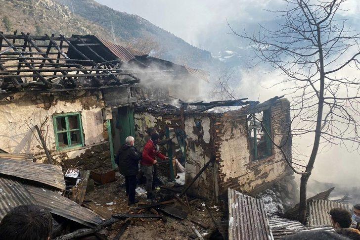 Gümüşhane’de ev ve ahır yangını G3