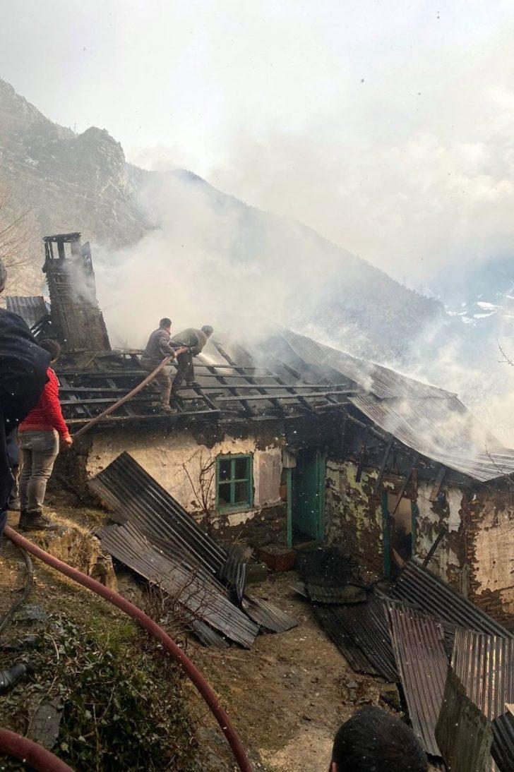 Gümüşhane’de ev ve ahır yangını G4