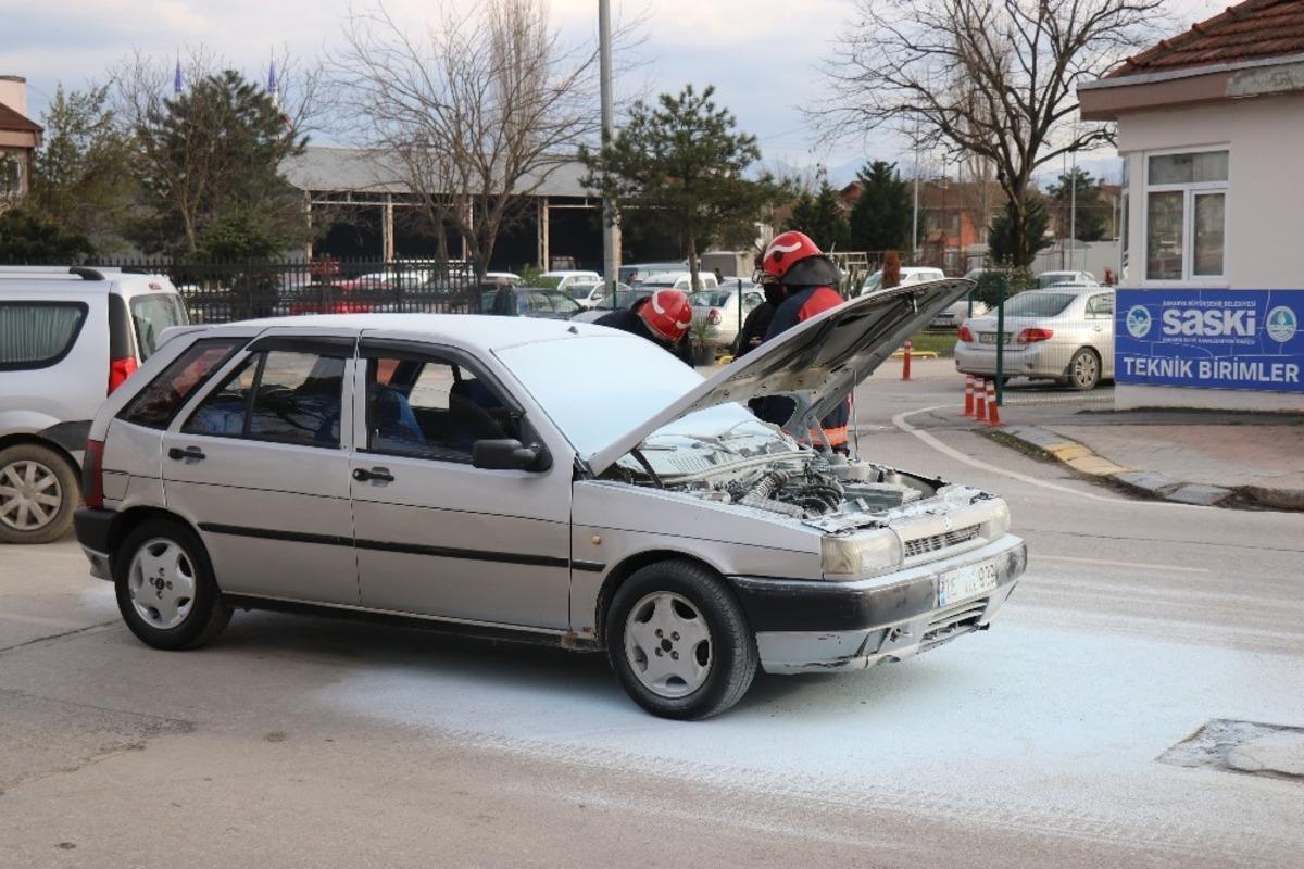 Seyir halinde alev alan otomobil, itfaiye ekiplerince s&ouml;nd&uuml;r&uuml;ld&uuml;