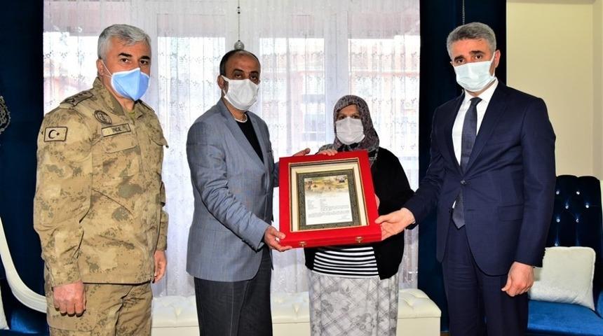 Şehit Özbey’in ailesine şehadet belgesi