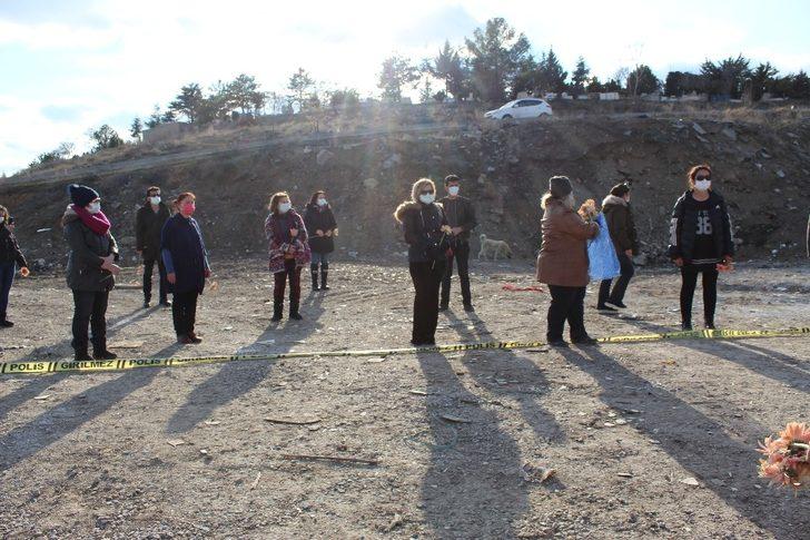 Gölbaşın’da köpeklerin katledildiği yere karanfil bırakıldı G2