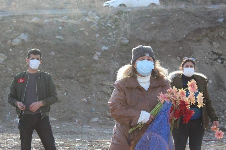 Gölbaşın’da köpeklerin katledildiği yere karanfil bırakıldı G3