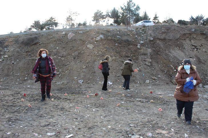 Gölbaşın’da köpeklerin katledildiği yere karanfil bırakıldı G5