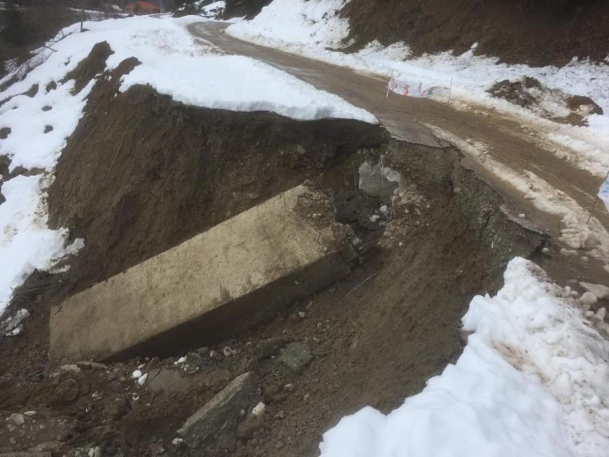 T&uuml;rkeli&rsquo;de k&ouml;y yolunda heyelan