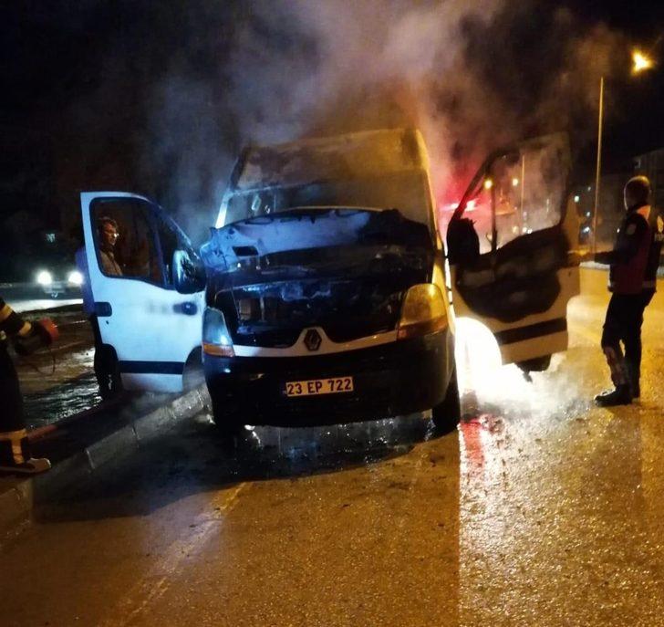 Elazığ’da seyir halindeki minibüs yandı G1