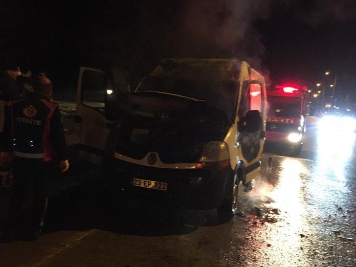 Elazığ’da seyir halindeki minibüs yandı G2