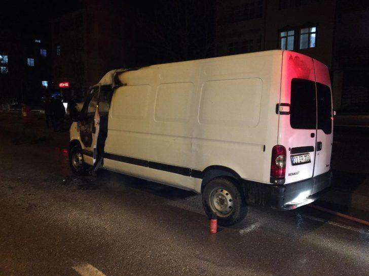 Elazığ’da seyir halindeki minibüs yandı G3