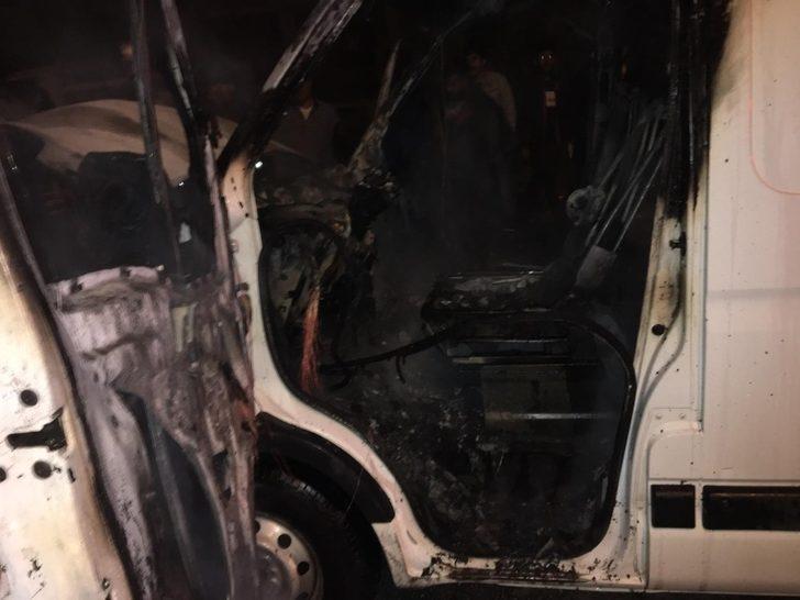 Elazığ’da seyir halindeki minibüs yandı G4