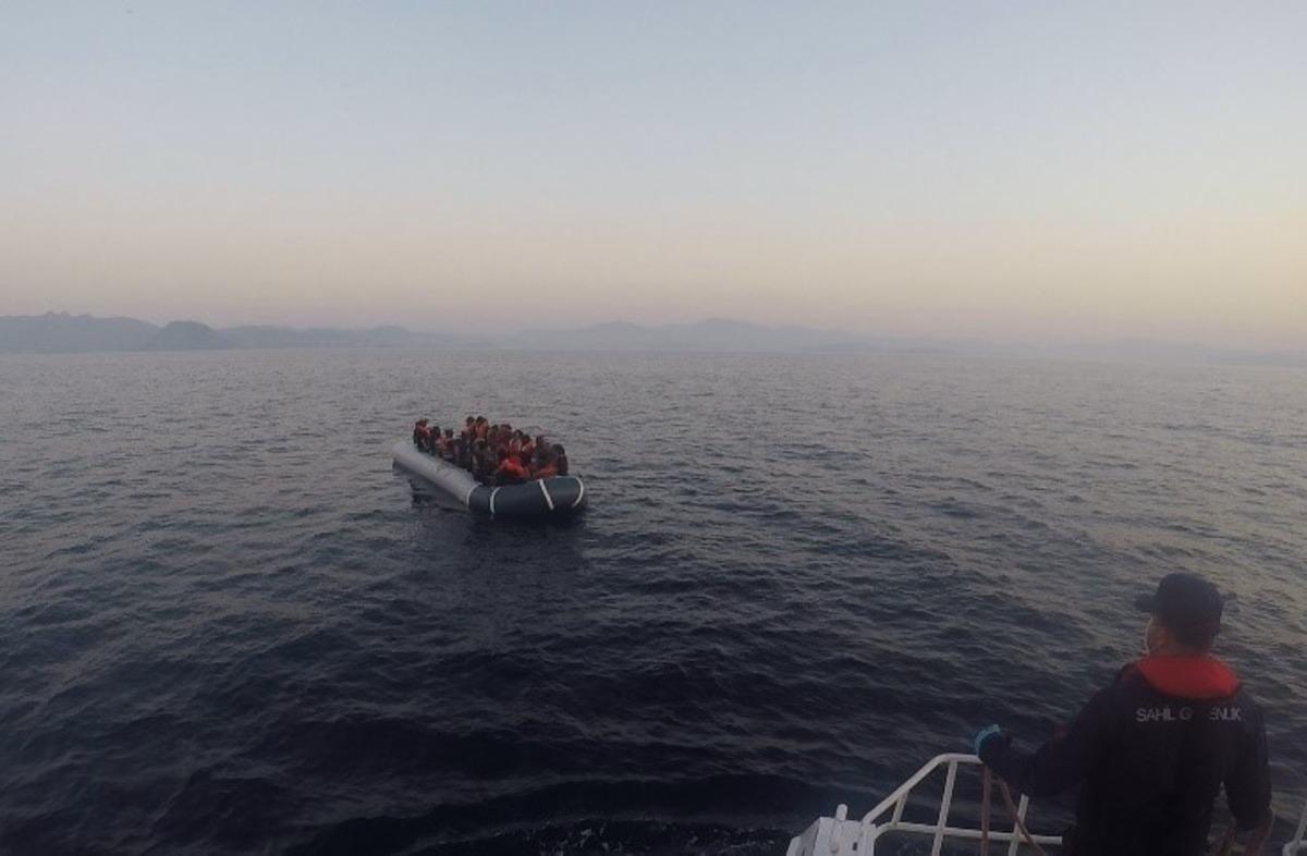 Yunanlıların denize bıraktığı 32 m&uuml;lteciyi T&uuml;rk Sahil G&uuml;venliği kurtardı