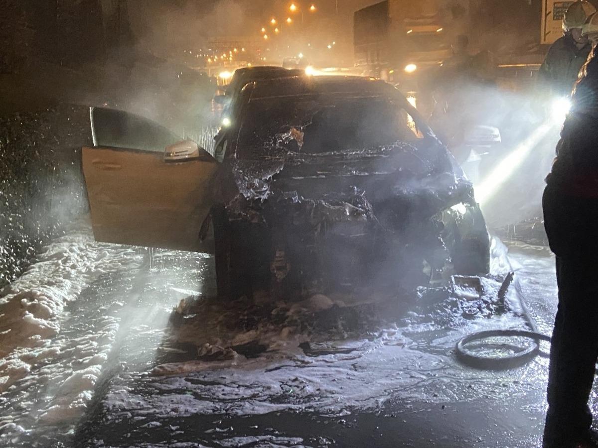 Bug&uuml;n aldığı otomobili alev alev yandı