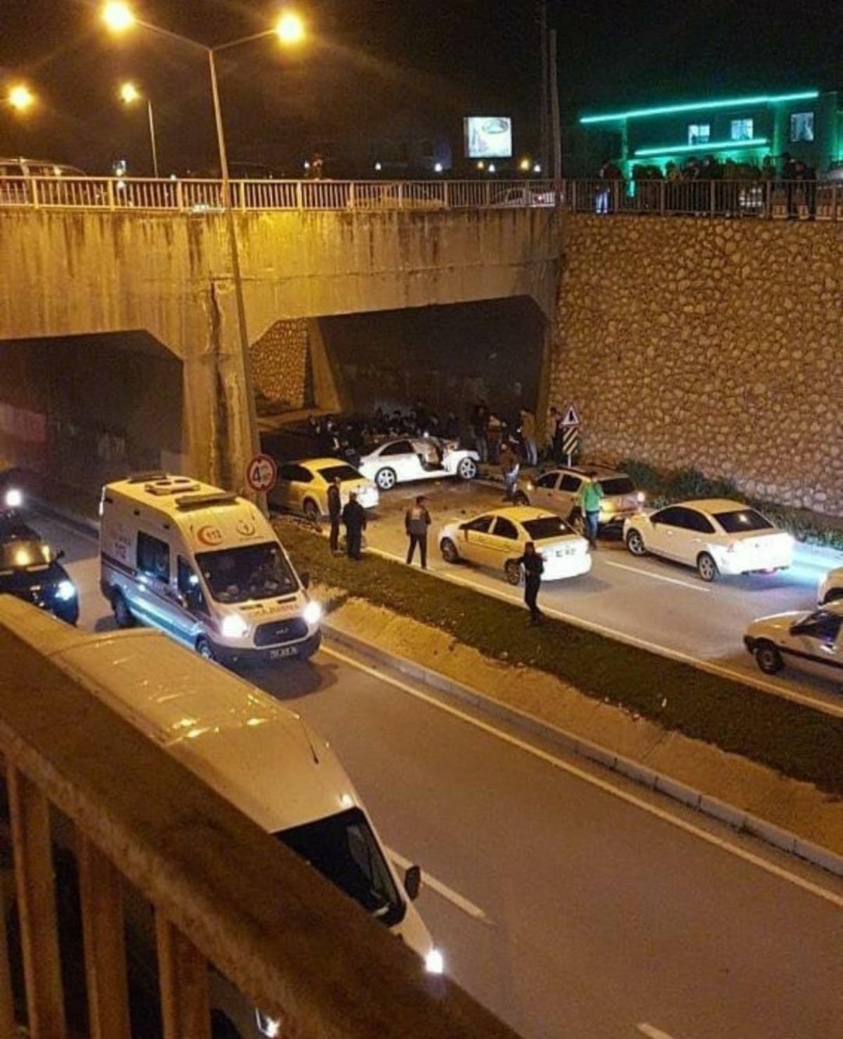 Hatay&rsquo;da ara&ccedil; beton bloğa &ccedil;arptı: 2 ağır yaralı
