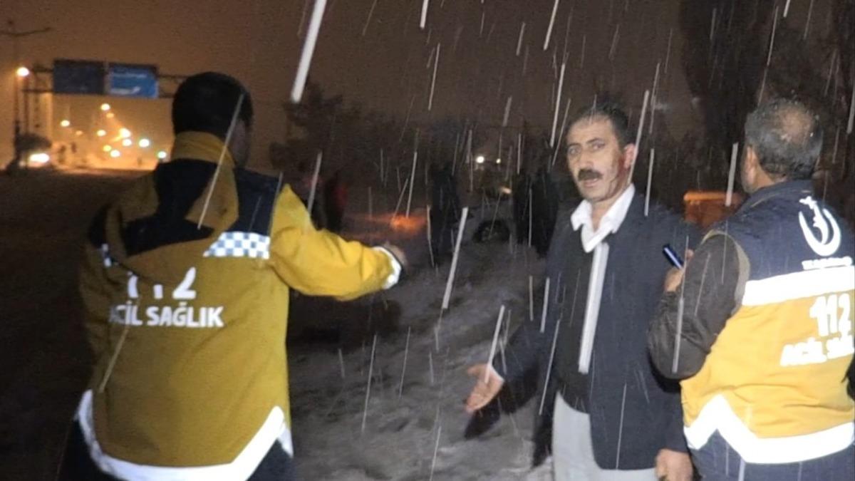 Muş&rsquo;ta trafik kazasında kafası kanayan s&uuml;r&uuml;c&uuml; acısını unutup aracının derdine d&uuml;şt&uuml;