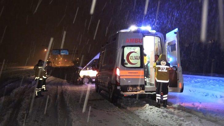 Muş’ta trafik kazasında kafası kanayan sürücü acısını unutup aracının derdine düştü G3