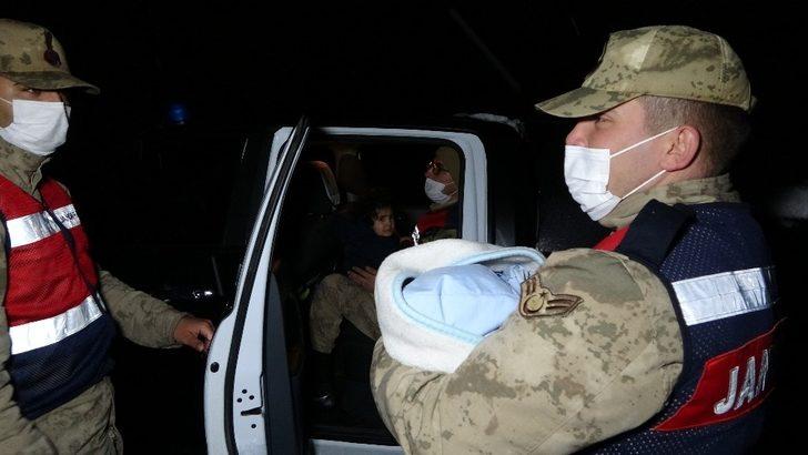 Muş’ta tipide aracı arıza veren 5 kişilik ailenin yardımına Mehmetçik koştu G3