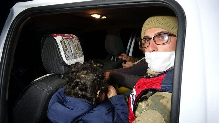 Muş’ta tipide aracı arıza veren 5 kişilik ailenin yardımına Mehmetçik koştu G4