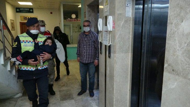 Muş’ta tipide aracı arıza veren 5 kişilik ailenin yardımına Mehmetçik koştu G5