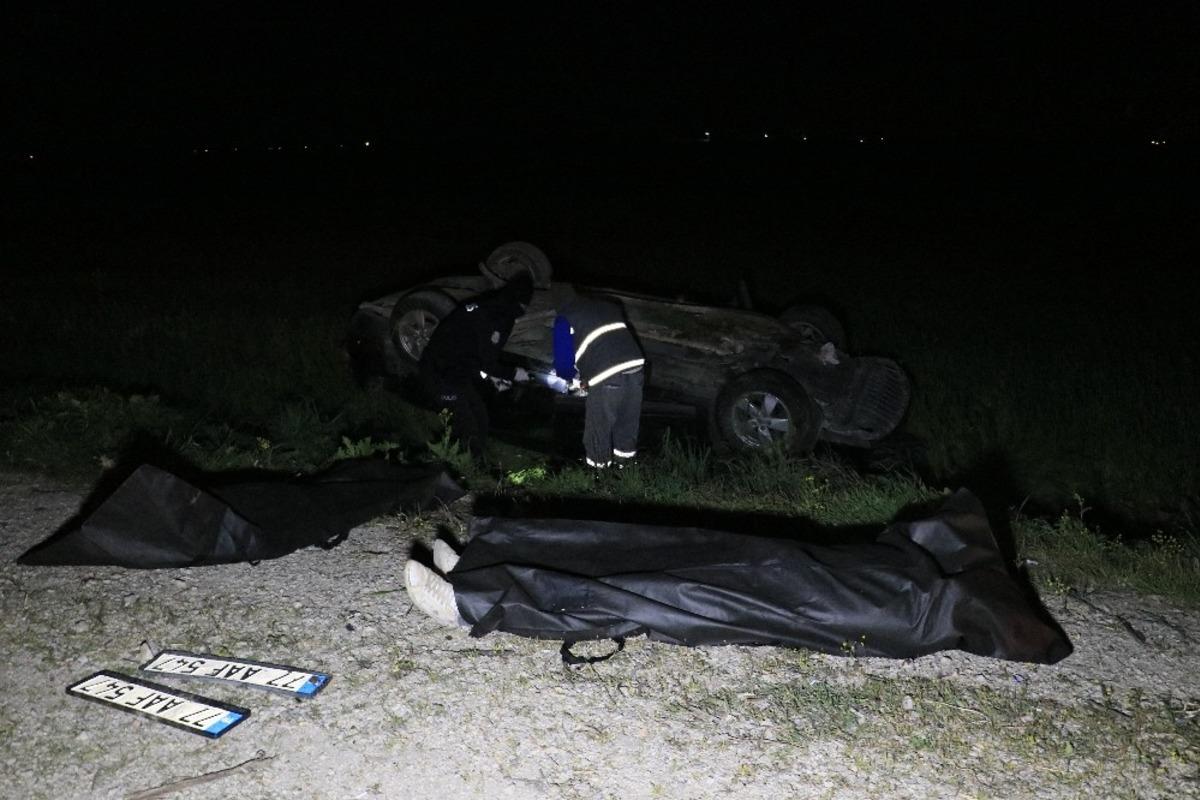 Elektrik direğine &ccedil;arpan otomobil tarlaya devrildi: 2 &ouml;l&uuml;