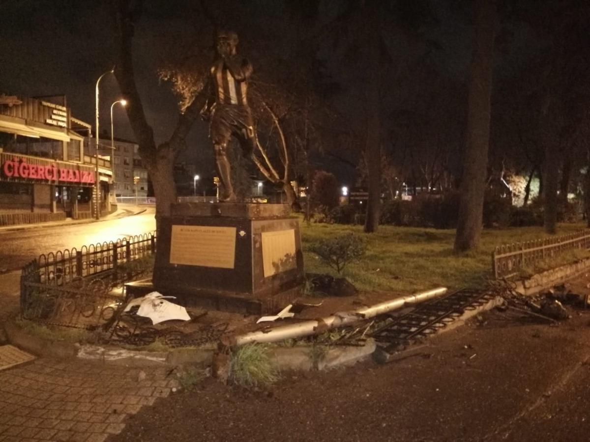 Alex De Souza&rsquo;nın heykeline otomobil &ccedil;arptı