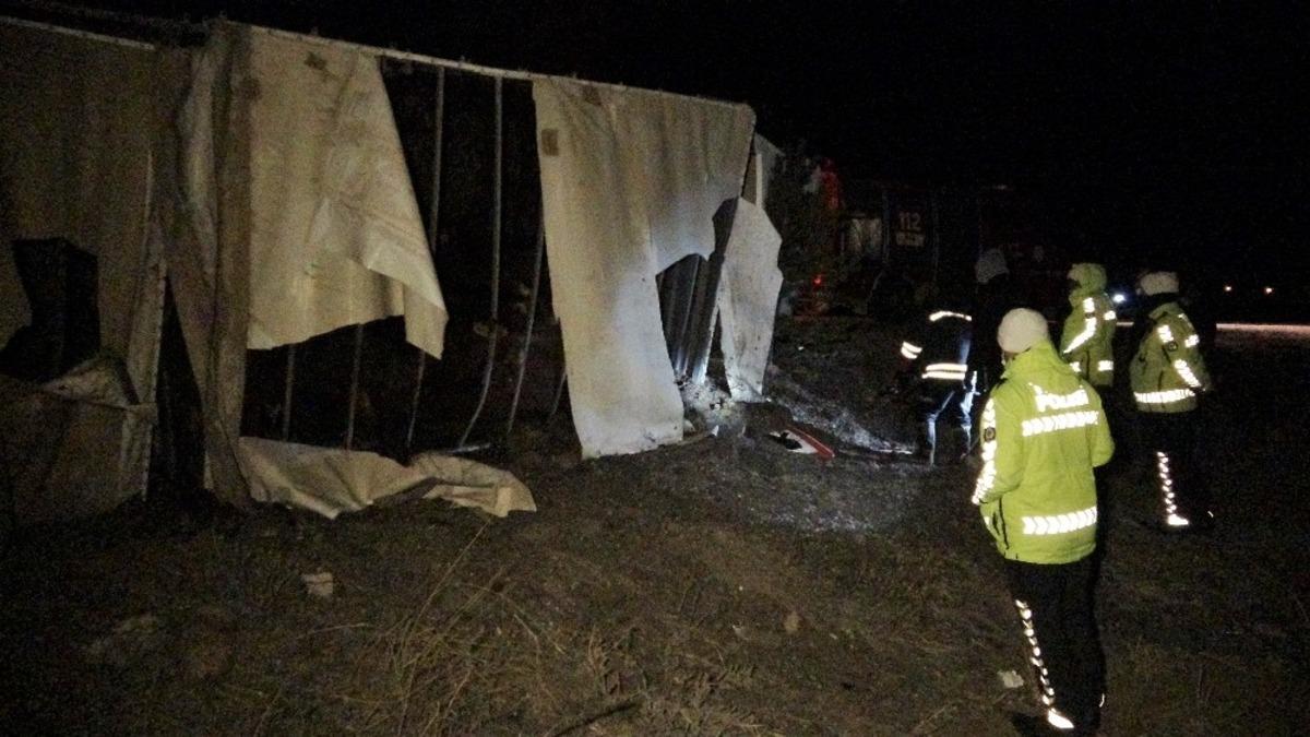 B&uuml;y&uuml;kbaş hayvan y&uuml;kl&uuml; tır devrildi, kurtarma &ccedil;alışması başlatıldı