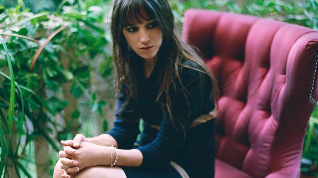 Charlotte Gainsbourg silah kuşanıyor