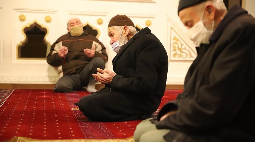 Elazığ’da 65 yaş üstü vatandaşların sabah namazı mutluluğu