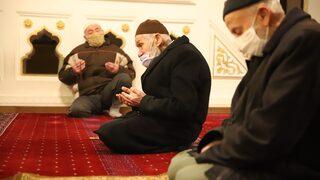 Elazığ’da 65 yaş üstü vatandaşların sabah namazı mutluluğu