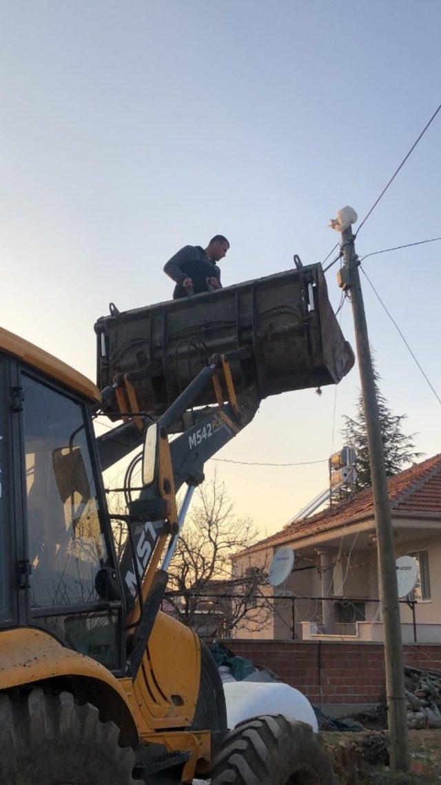 Mahallenin gençleri direkte mahsur kalan kediyi iş makinesiyle kurtardı