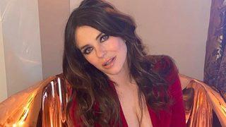 55'lik Elizabeth Hurley'den sutyensiz paylaşım