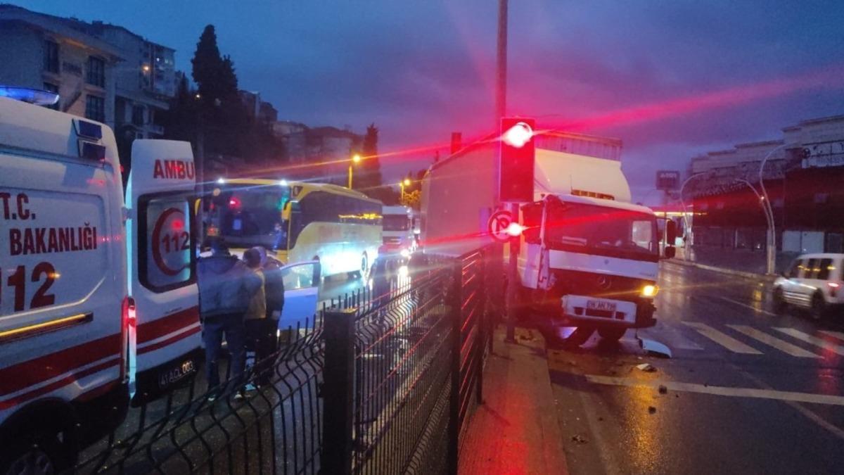 Otomobile &ccedil;arpan tır karşı şeride ge&ccedil;ti: 2 yaralı