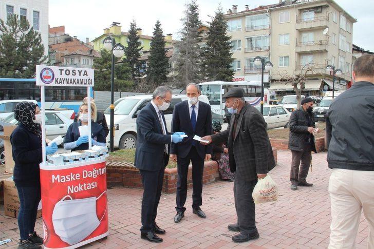 Vaka sayıları azalınca kaymakam vatandaşı maske dağıtarak uyardı G2