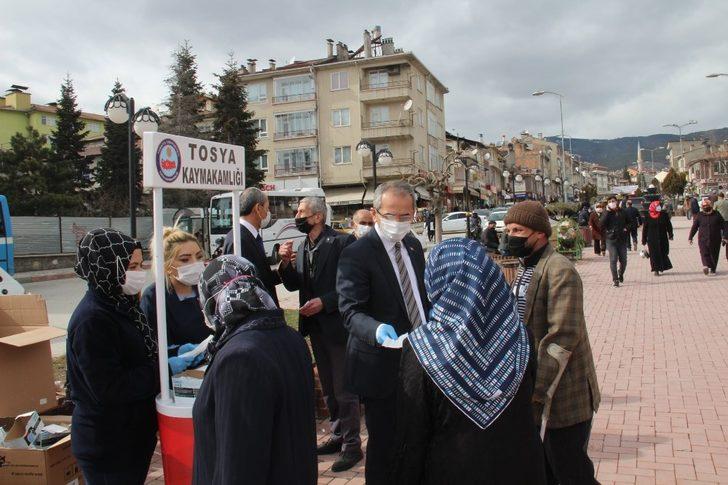 Vaka sayıları azalınca kaymakam vatandaşı maske dağıtarak uyardı G3