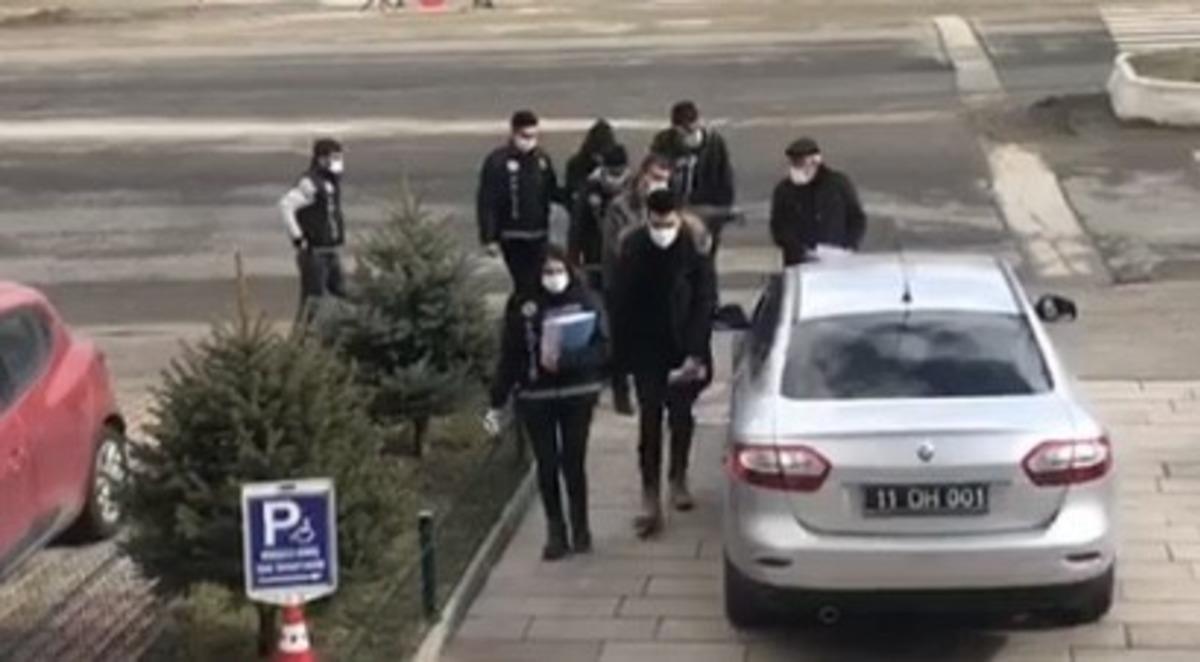 Boz&uuml;y&uuml;k&rsquo;teki 2 ayrı uyuşturucu operasyonunda 8 kişi yakalandı