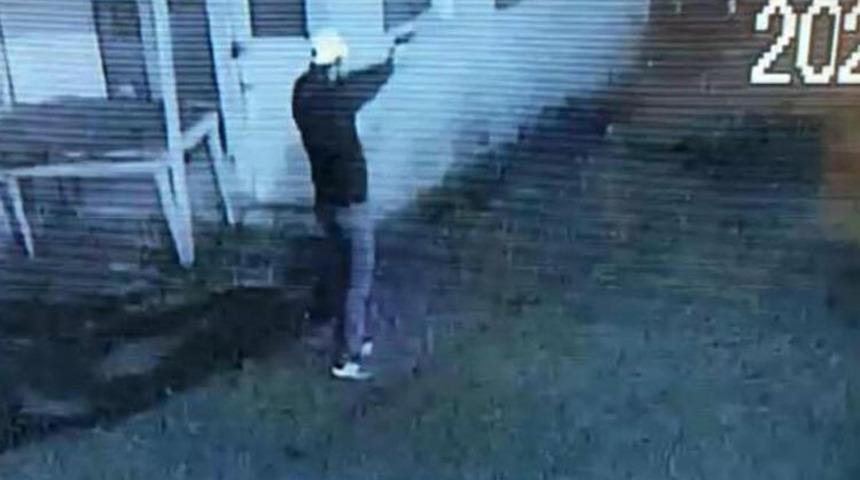 Polis aracına kurşun yağdırırken kameraya yakalandı! İfadesi 'pes' dedirtti