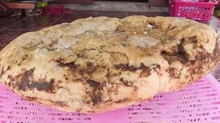 Tayland'da yürüyüşe çıkan kadın milyon liralık balina kusmuğu buldu