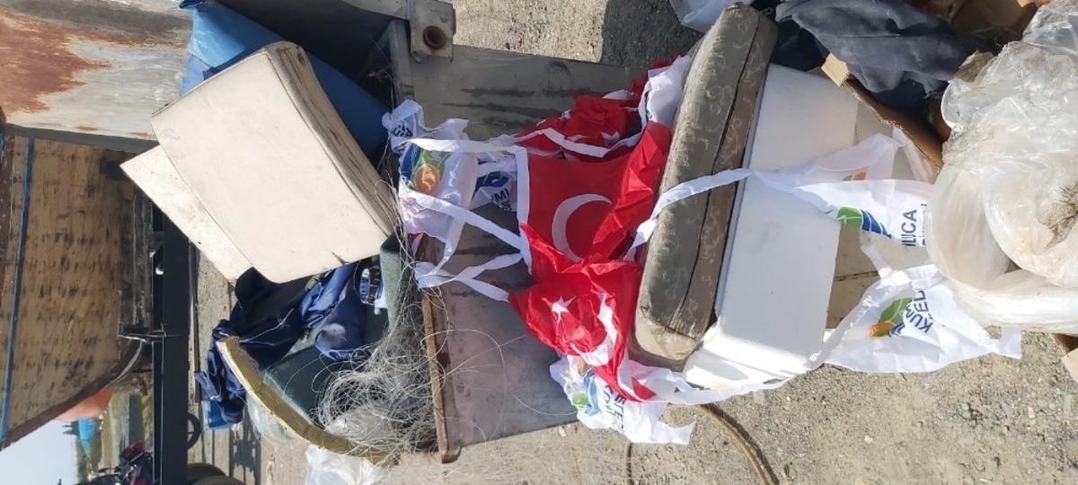 &Ccedil;&ouml;pte bulunan T&uuml;rk bayrakları tepki &ccedil;ekti