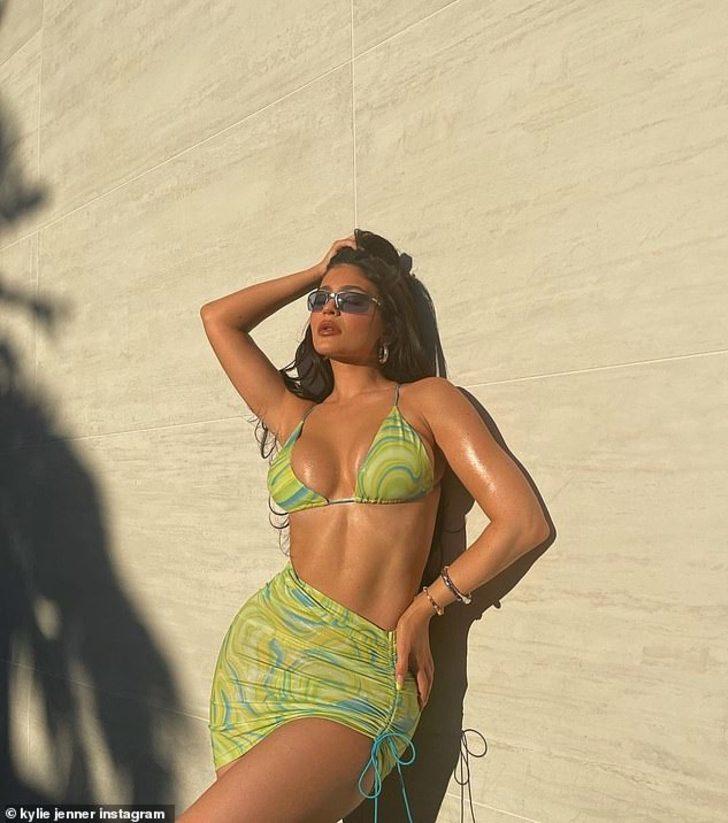 Kylie Jenner, dekoltesini nasıl göstereceğini şaşırdı G2