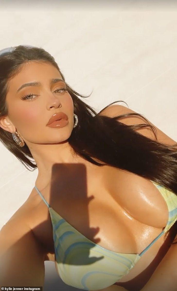 Kylie Jenner, dekoltesini nasıl göstereceğini şaşırdı G3