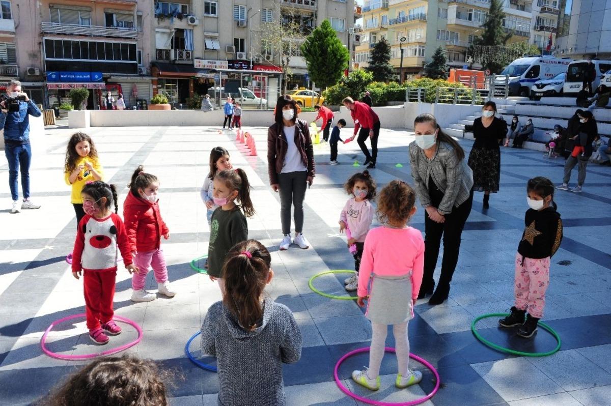 Bal&ccedil;ova&rsquo;nın parkları &ccedil;ocuklarla şenlendi