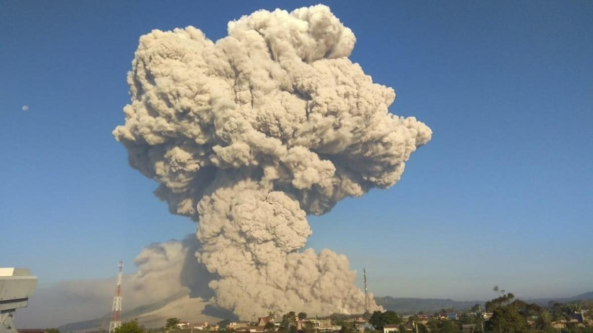 Endonezya&rsquo;da Sinabung Yanardağı&rsquo;nda patlama