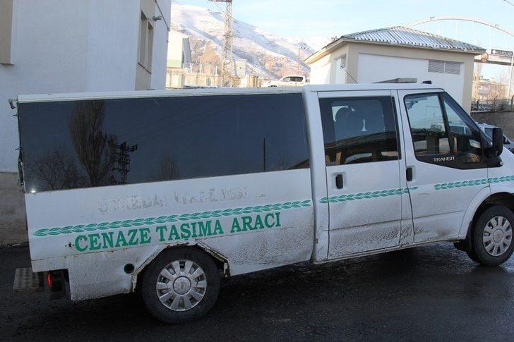 İran sınırında donmuş erkek cesedi bulundu G3