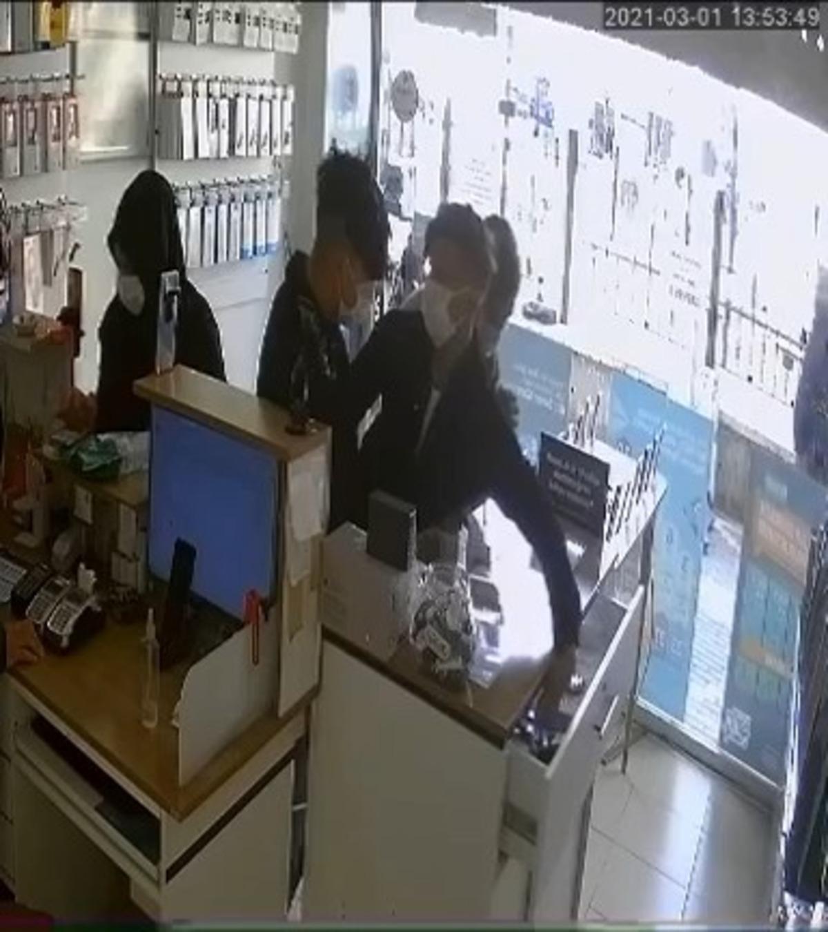 Bursa&rsquo;da cep telefonu hırsızları kamerada