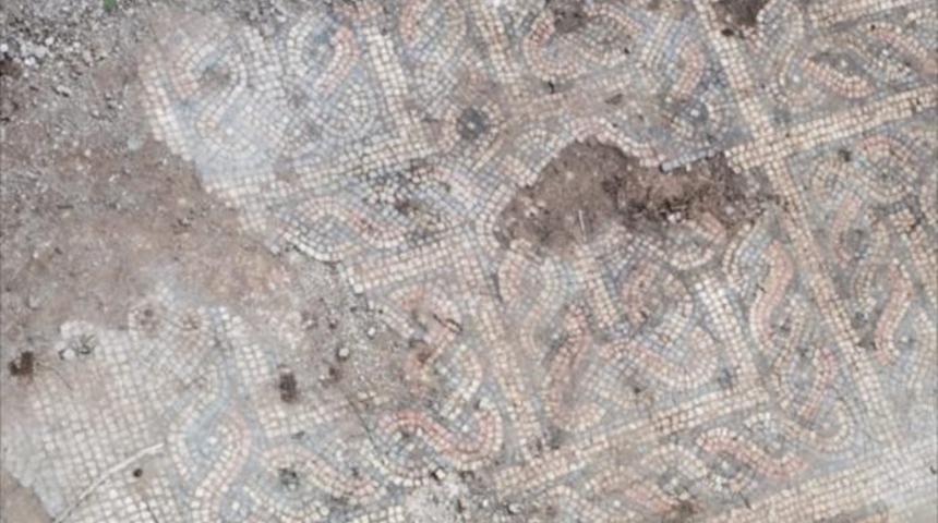 Evde yapılan kaçak kazıda Roma dönemine ait mozaikler bulundu