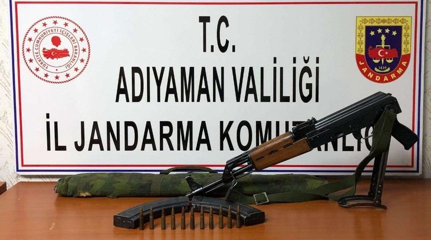 Otomobilin kaputunda kaleşnikof silah ele ge&ccedil;irildi
